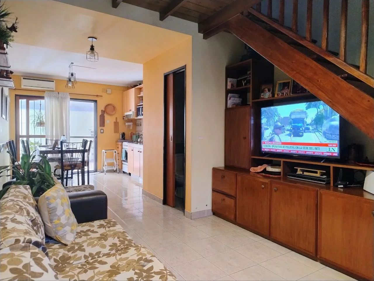 Venta de Duplex de 2 ambientes y medio con entrada de auto, en Moròn Sur. foto 5