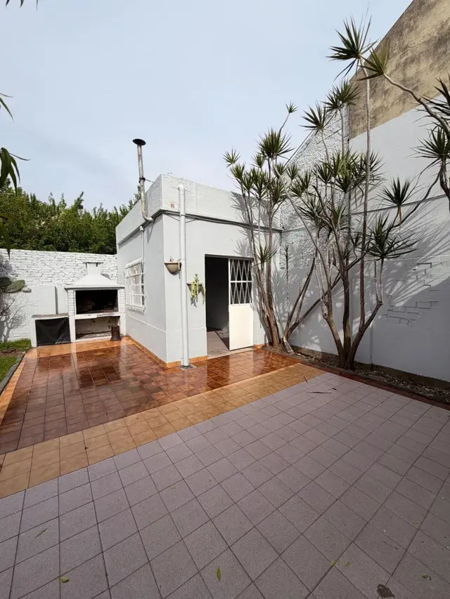 Casa americana 4 ambientes en excelente ubicacion y con amplio fondo. Villa Luzuriaga
