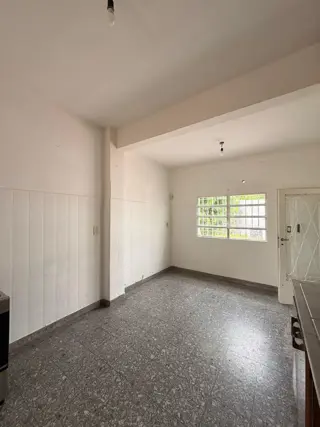Casa americana 4 ambientes en excelente ubicacion y con amplio fondo. Villa Luzuriaga foto 4