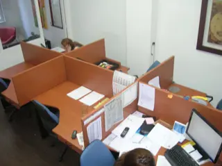 Excelente oficina desarrollada en dos unidades en edifIcio con seguridad y portería 24 hs.. foto 3