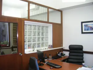 Excelente oficina desarrollada en dos unidades en edifIcio con seguridad y portería 24 hs.. foto 5