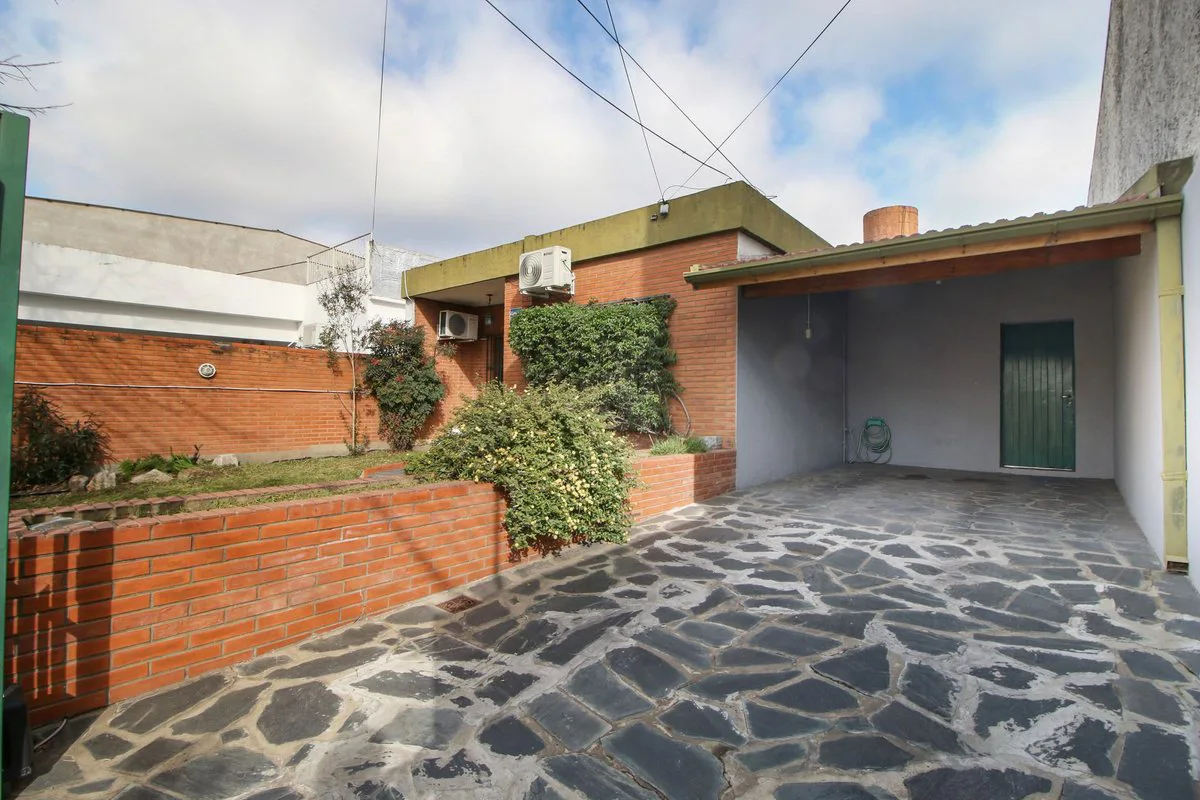 Venta lote 2 casas de 4 amb + quincho y cochera foto 2