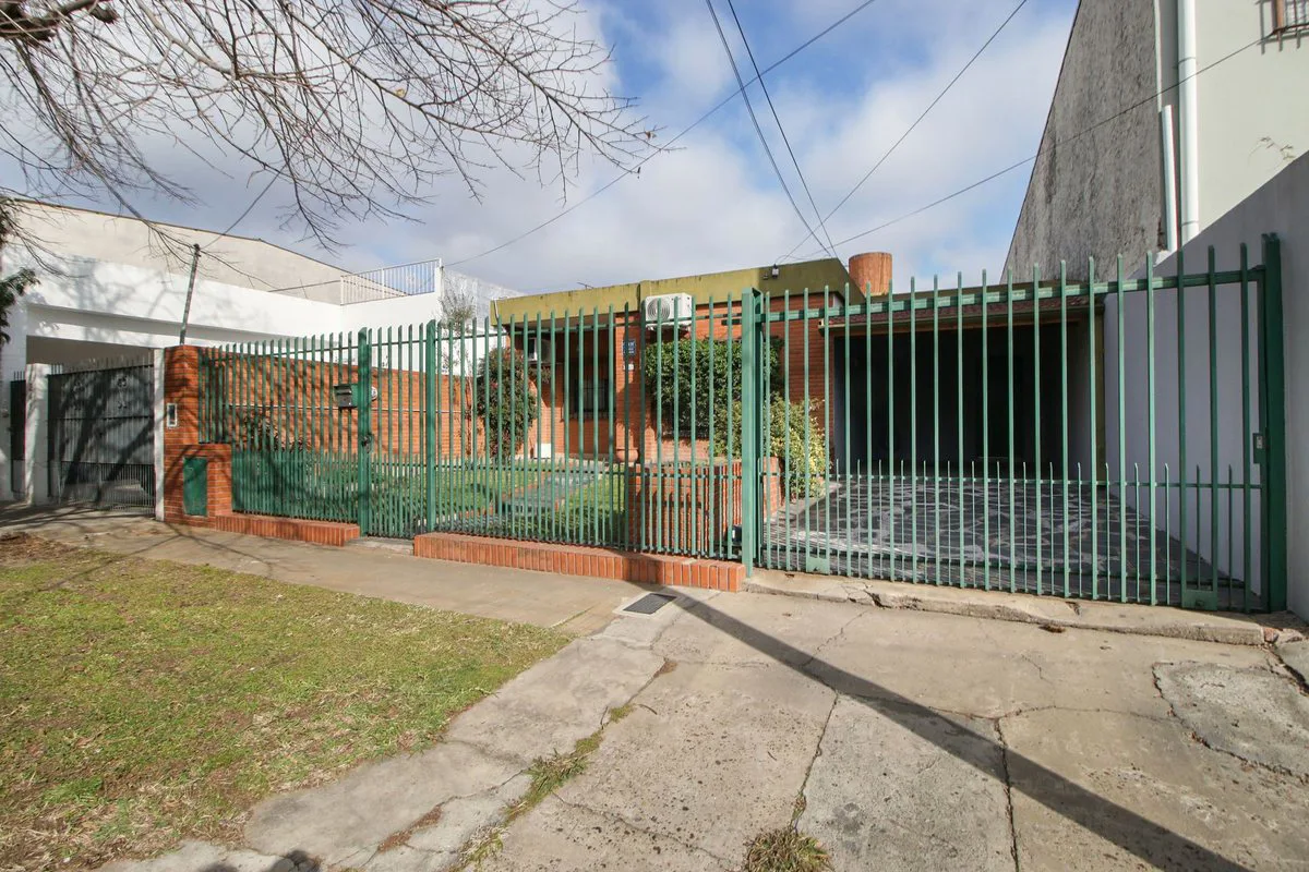 Venta lote 2 casas de 4 amb + quincho y cochera foto 3