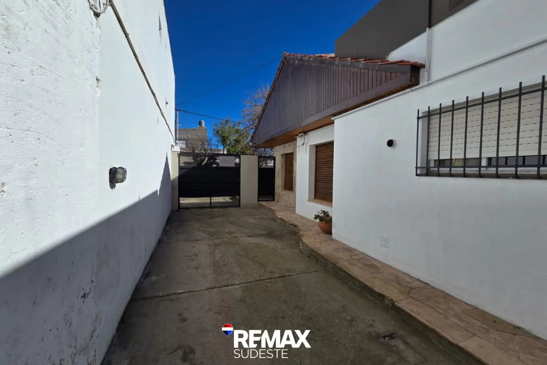 VENTA CASA DE 2 DORMIS C/ GALPON Bo. SAN CAYETANO foto 2