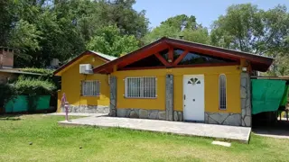 Vivienda de 3 dormitorios con pileta, lindante costa de arroyo foto 1