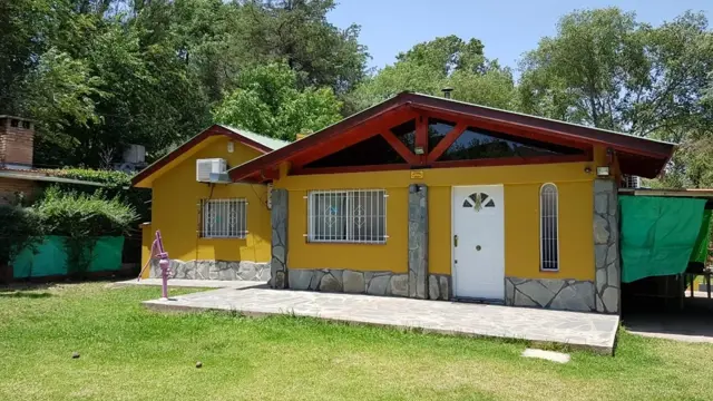 Vivienda de 3 dormitorios con pileta, lindante costa de arroyo