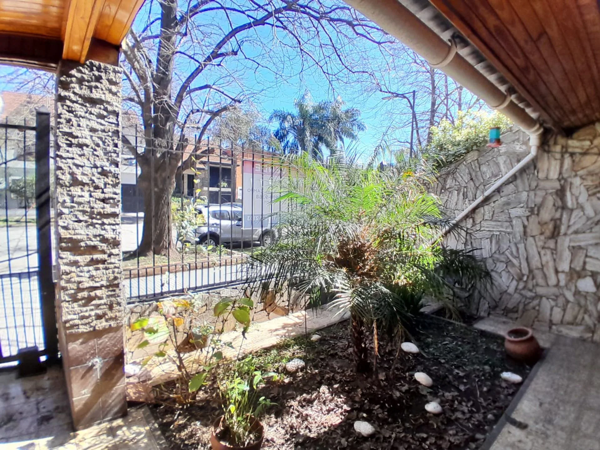 VENTA LINIERS CASA 4 AMB. COCHERA PATIO TERRAZA foto 2