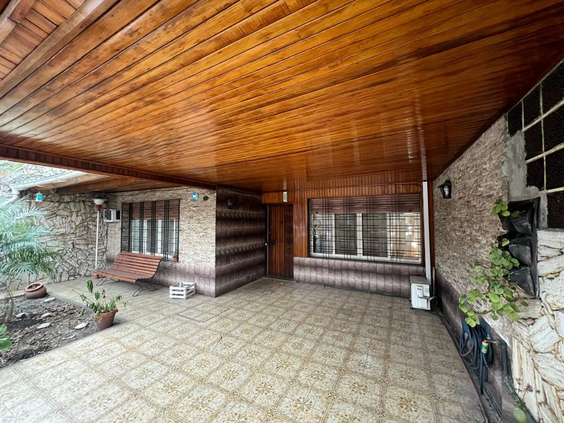VENTA LINIERS CASA 4 AMB. COCHERA PATIO TERRAZA foto 3