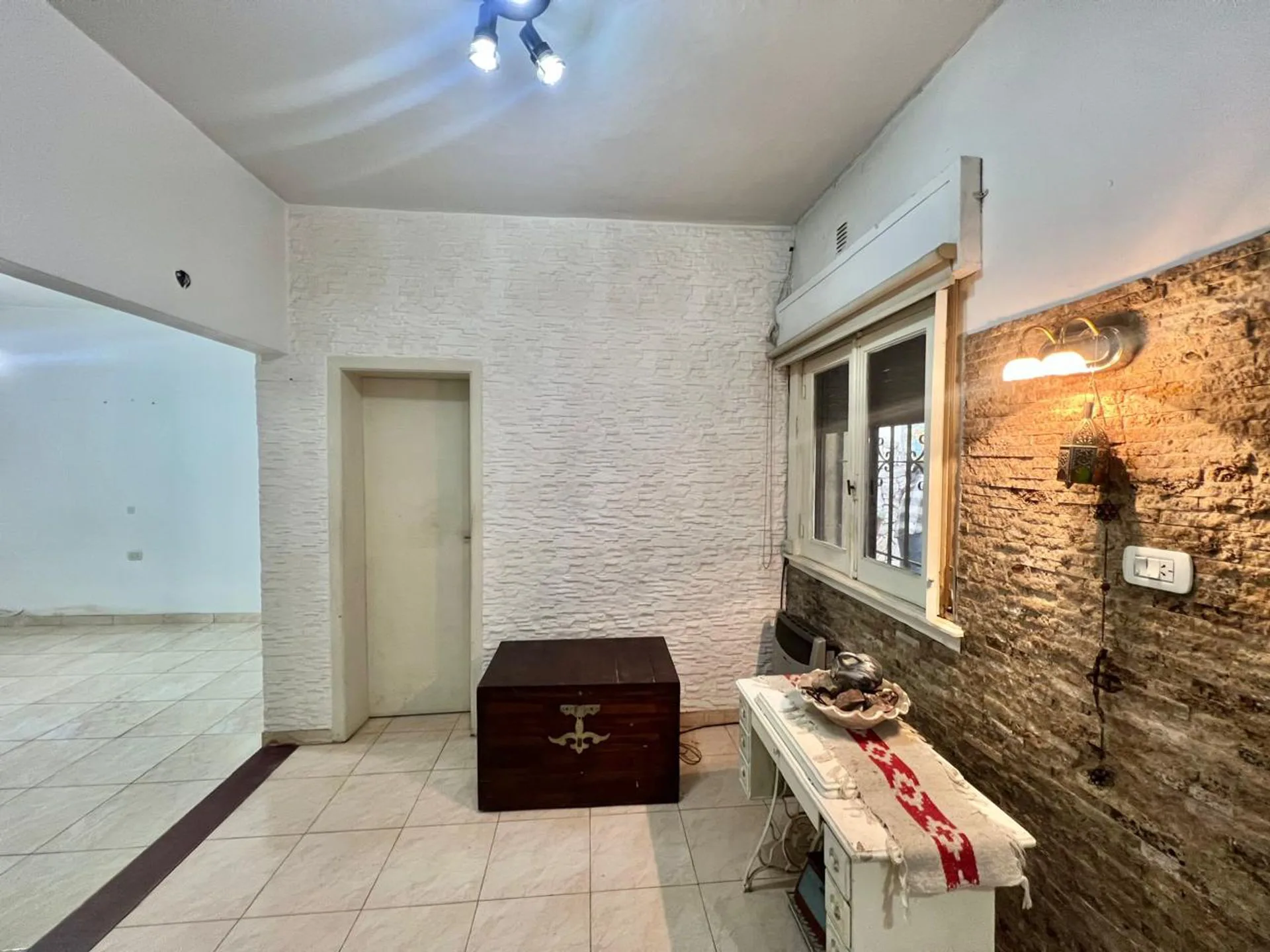 VENTA LINIERS CASA 4 AMB. COCHERA PATIO TERRAZA foto 4