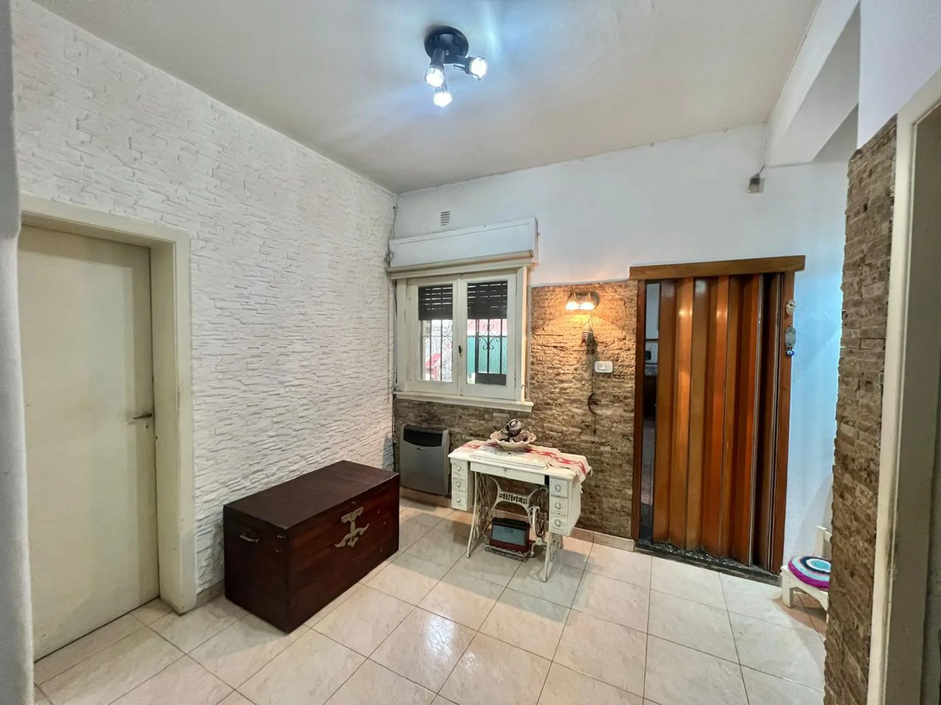 VENTA LINIERS CASA 4 AMB. COCHERA PATIO TERRAZA foto 5