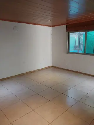 Casa en alquiler con cochera foto 5