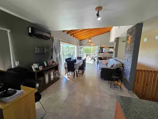 BELLA CASA EN VENTA EN VILLA CARLOS PAZ, CON PILETA, Bº Villa del Lago, Residencial foto 4