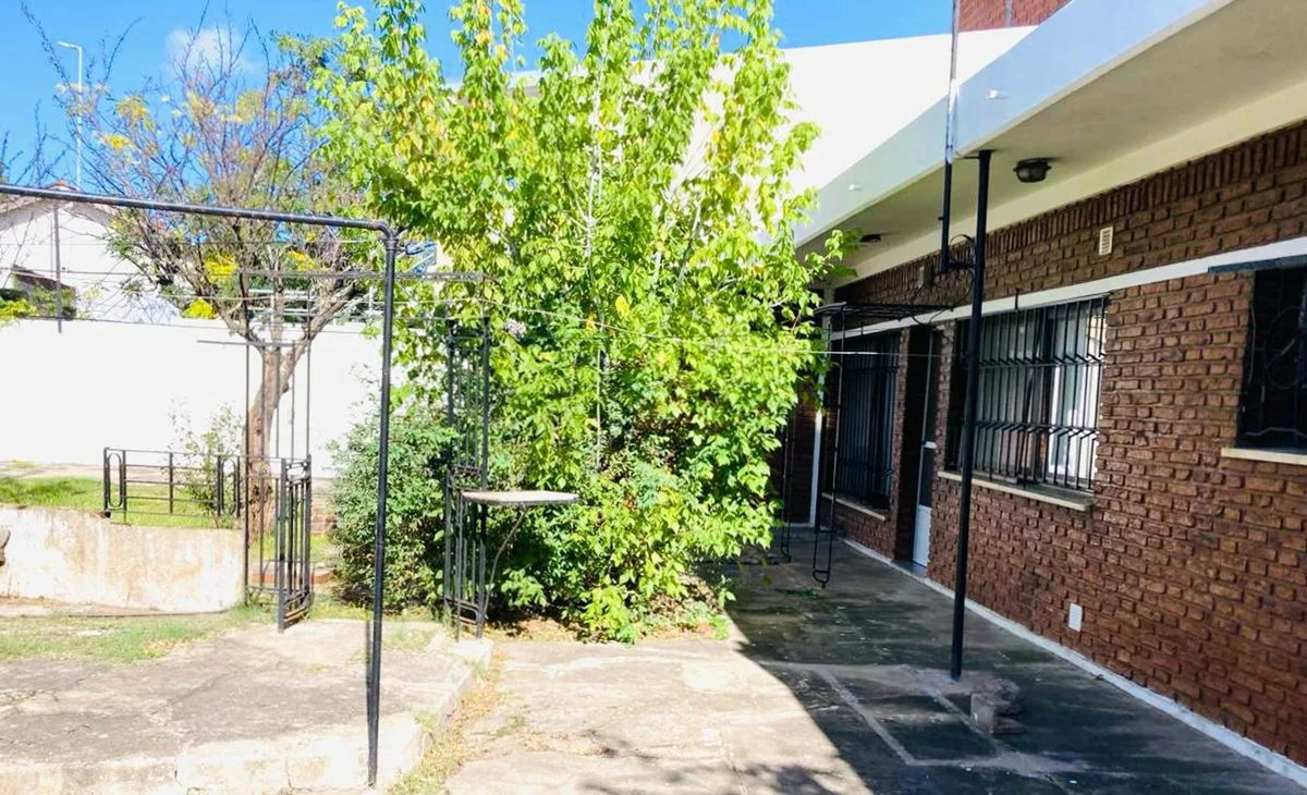 CASA EN VENTA EN BERAZATEGUI  EXCELENTE UBICACIÓN foto 3