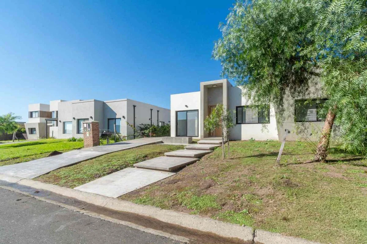 Moderna casa a estrenar, 3 dormitorios y pileta! foto 2