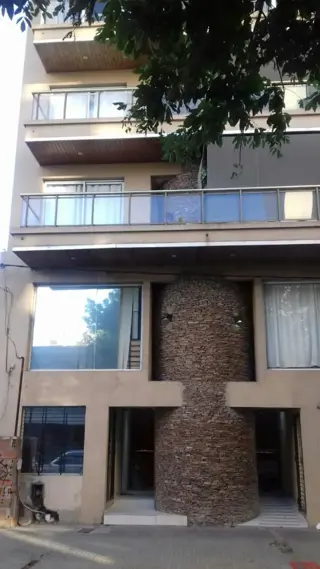 TRIPLEX DE DOS DORM OPC 3 CON TERRAZA PRIVADA ESTADO EXCELENTE. ANTIGÜEDAD 3 AÑOS APTO BANCO foto 1