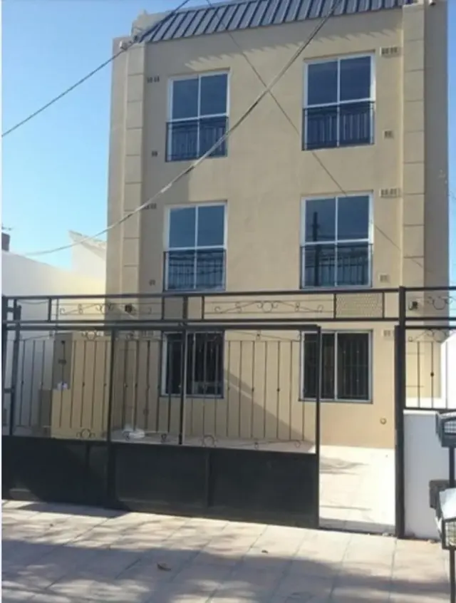 Cochera "Espacio de auto descubierto" en edificio de Dtos.