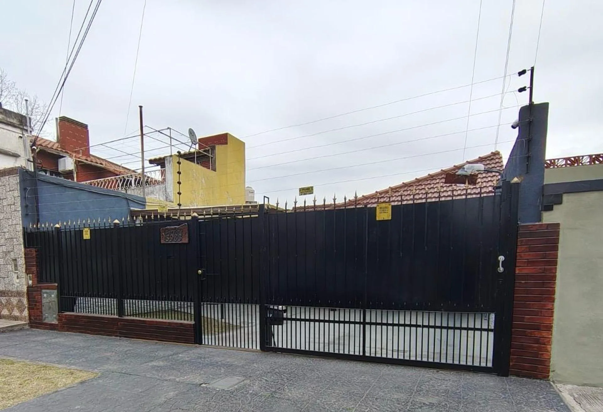 VENTA CASA 4 AMBIENTES - COCHERA - PATIO