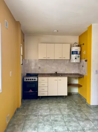 Excelente departamento 2 amplios ambientes en primer piso. Excelente ubicacion, sobre Av. Arieta. Centro de villa luzuriaga foto 1