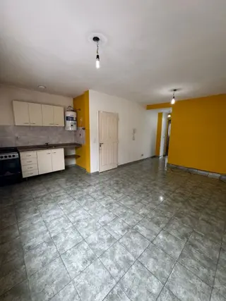 Excelente departamento 2 amplios ambientes en primer piso. Excelente ubicacion, sobre Av. Arieta. Centro de villa luzuriaga foto 2