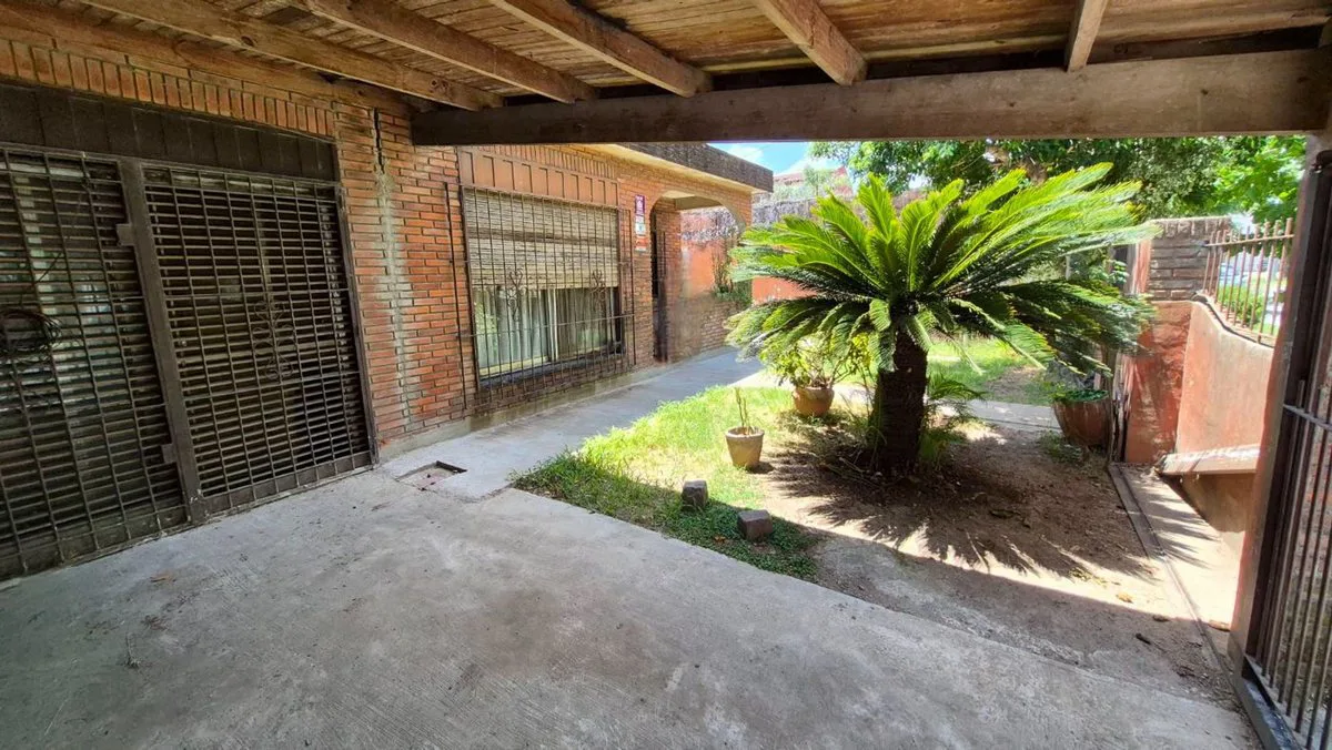 Venta Casa 5 Ambientes con Terreno libre foto 3
