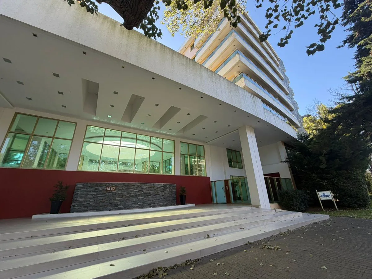 Venta departamento Pinamar con cochera y amenities foto 3