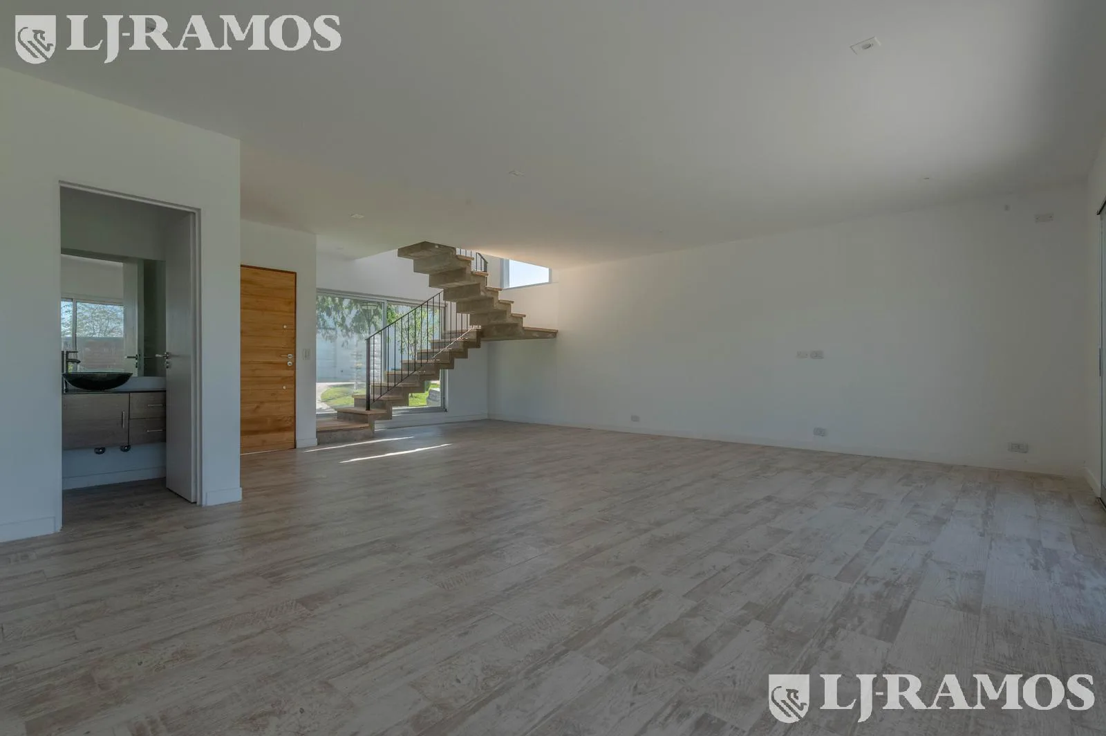 Venta de casa 4 ambientes (con RENTA) en Canton Islas PG foto 2
