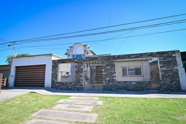 VENTA CASA DE 4 DORMITORIOS PATIO PILETA COCHERA