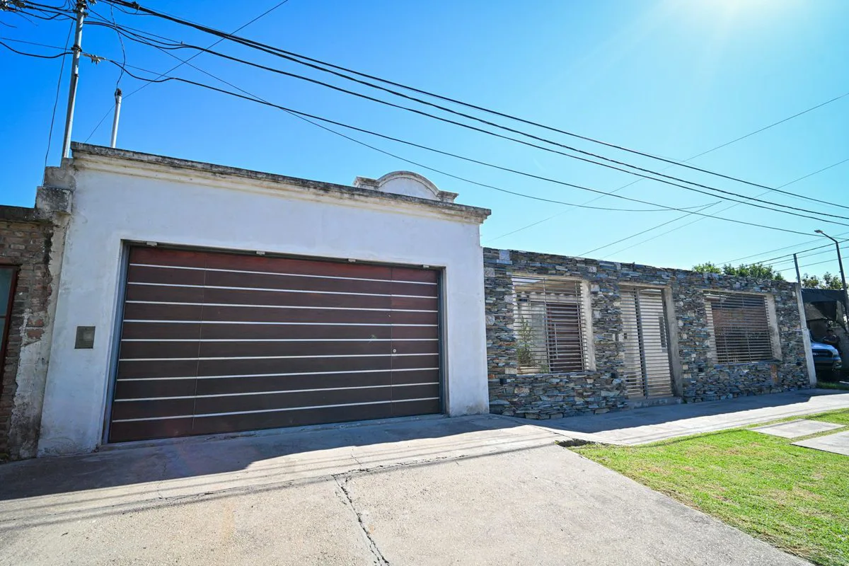 VENTA CASA DE 4 DORMITORIOS PATIO PILETA COCHERA foto 2
