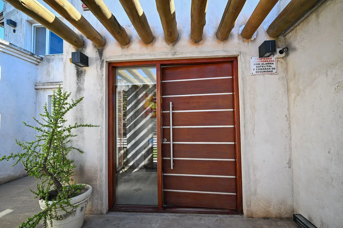 VENTA CASA DE 4 DORMITORIOS PATIO PILETA COCHERA foto 3