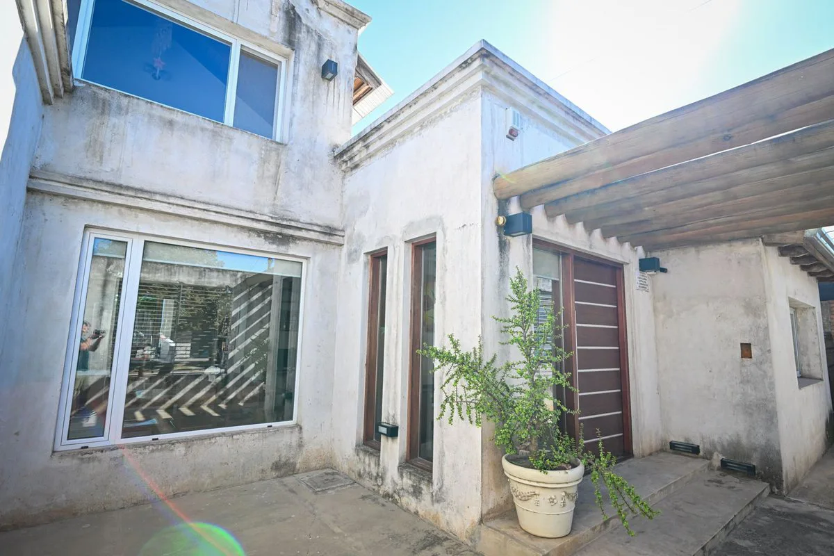 VENTA CASA DE 4 DORMITORIOS PATIO PILETA COCHERA foto 4