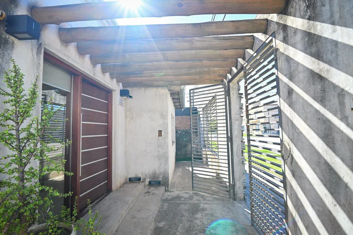 VENTA CASA DE 4 DORMITORIOS PATIO PILETA COCHERA foto 5
