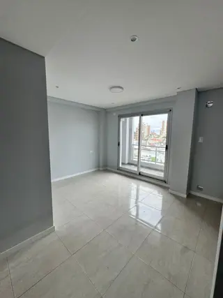 Se Vende Departamento de 1 Dormitorio a Estrenar en Centro Sur con Cochera - Ideal Inversión. foto 3