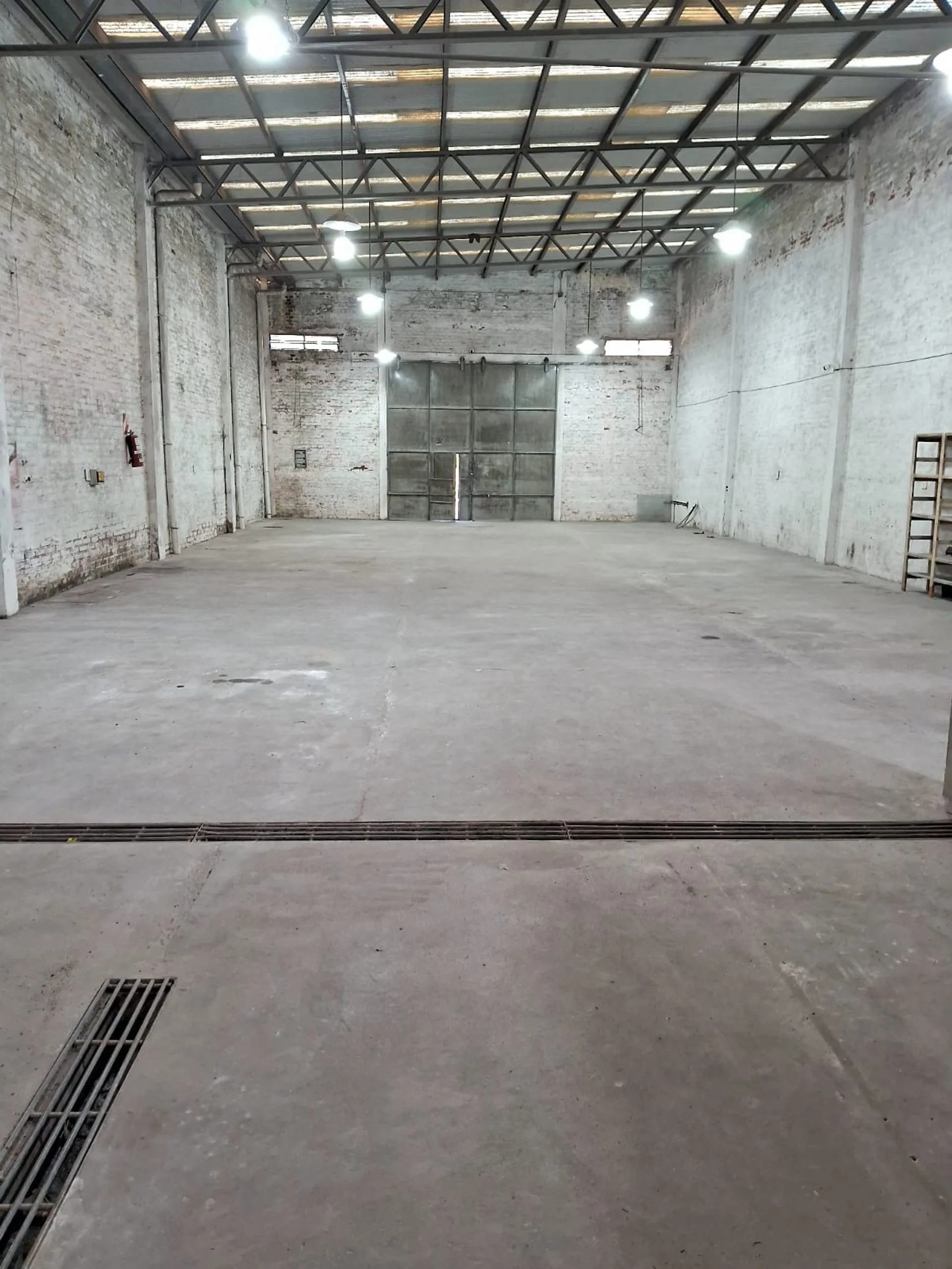 Galpón de 360m2 en zona estratégica para logística foto 2