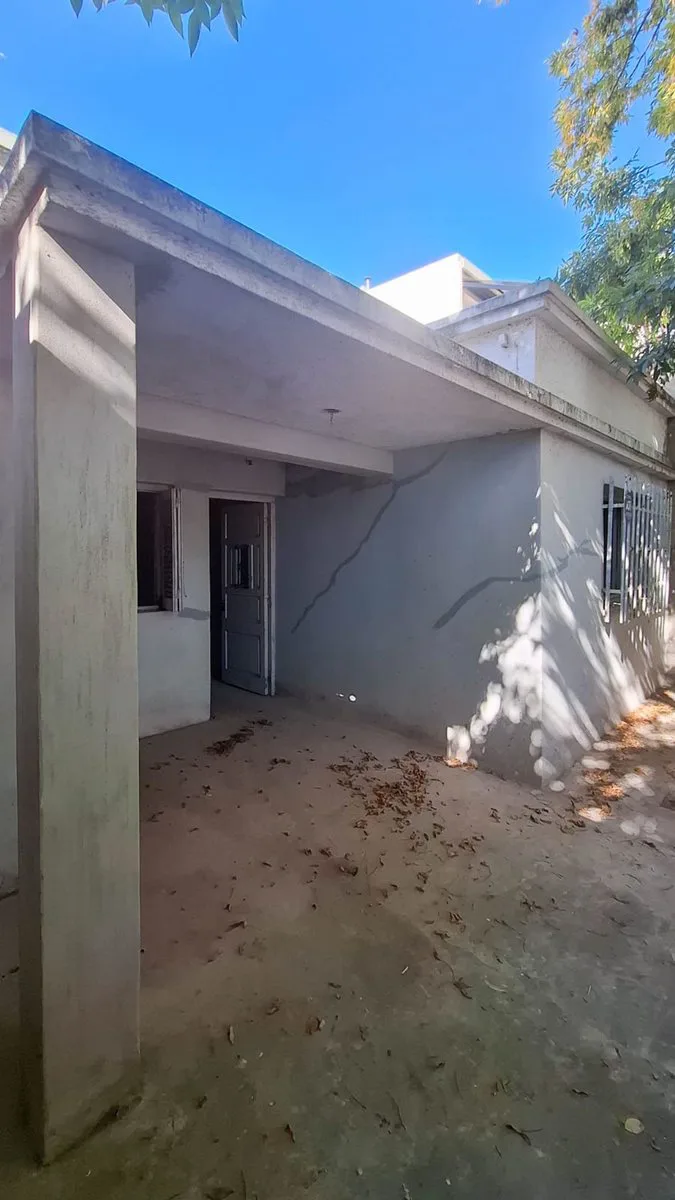 VENTA CASA 2 DORMITORIOS FISHERTON A RECICLAR foto 2
