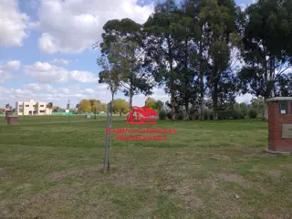 EXCELENTE TERRENO A LA PLAZA, SANTO TOMAS, PILAR foto 3