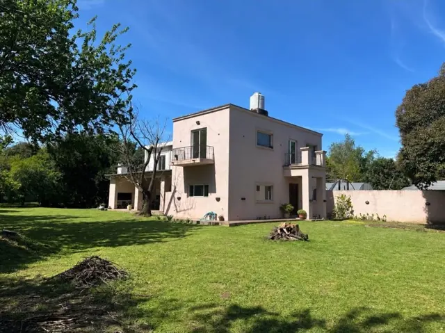CASA QUINTA EN VENTA - AMPLIO TERRENO EN MORENO