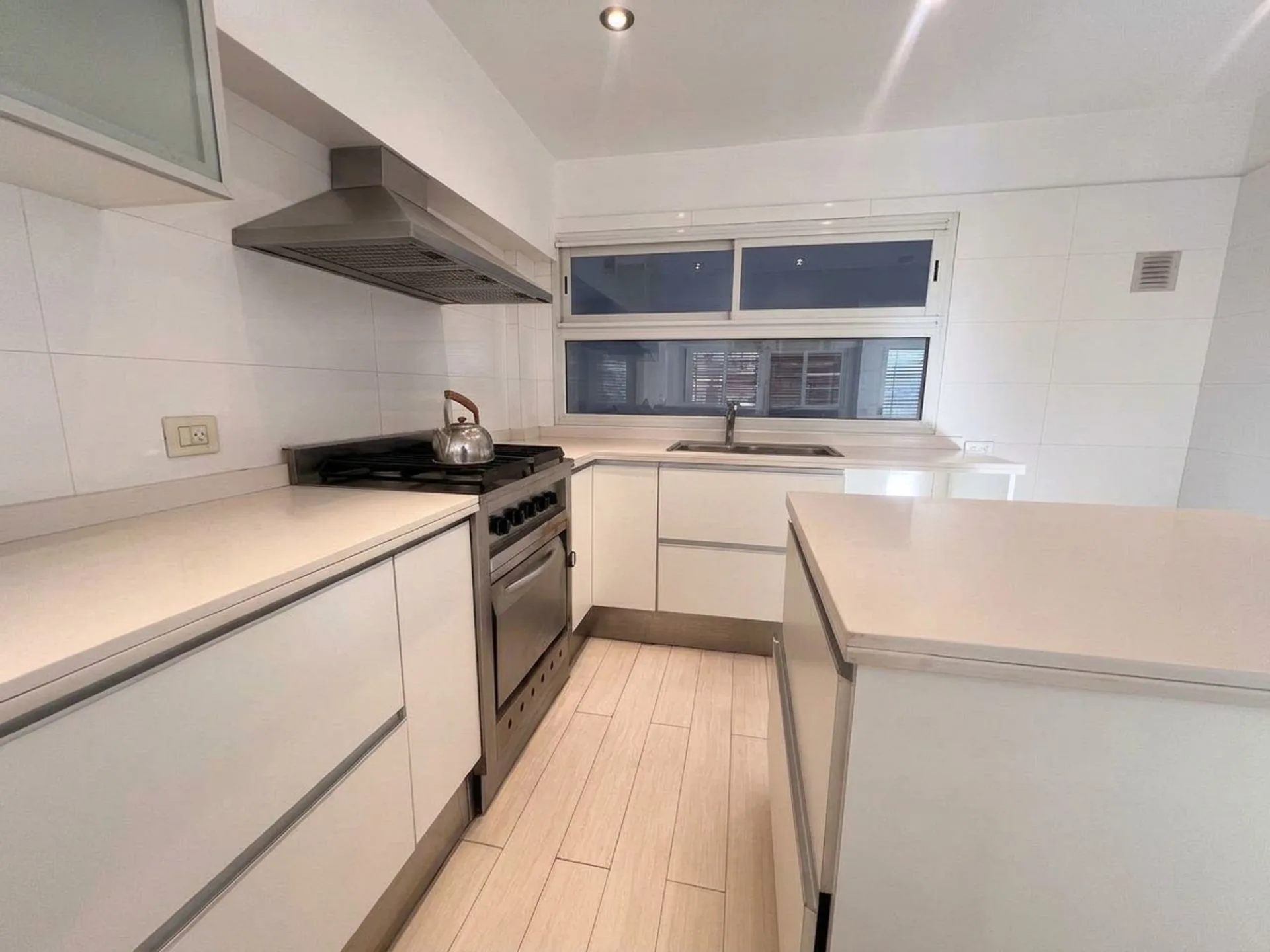 VENTA DEPARTAMENTO 4 AMB BALCON FRENTE PLAZA MITRE foto 2