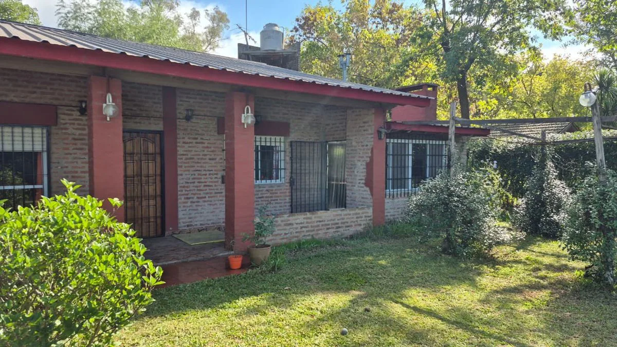 VENTA CASA QUINTA EN EZEIZA -AMPLIO LOTE Y QUINCHO foto 2