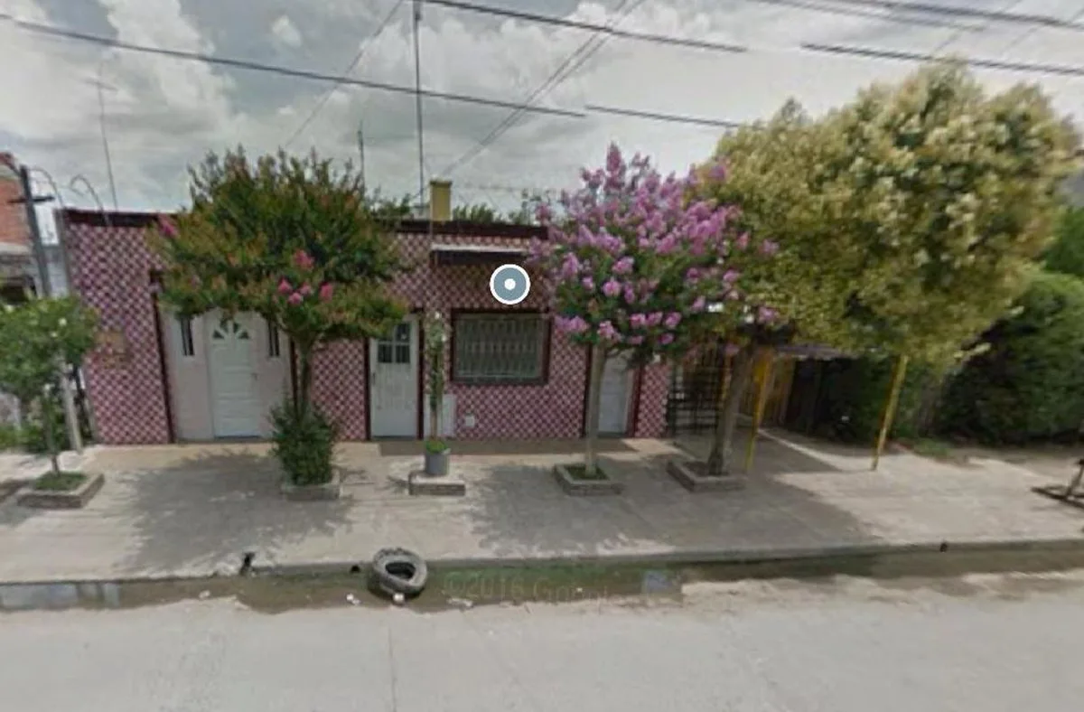 VENTA CASA 3 AMBIENTES C/ GRAN SUPERFICIE DE FONDO foto 2