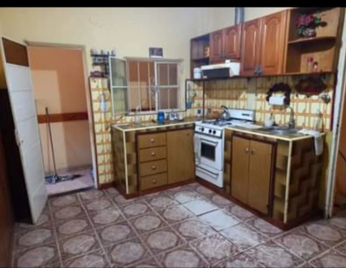 VENTA CASA 3 AMBIENTES C/ GRAN SUPERFICIE DE FONDO foto 4