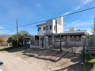HERMOSA CASA EN VENTA EN SAN ANTONIO DE ARREDONDO, CON PILETA, QUINCHO,4DORMITORIOS, 3 BAÑOS. foto 1
