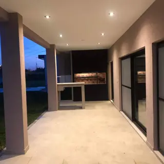EXCELENTE CASA RACIONALISTA A ESTRENAR - BARRIO LAS TIPAS - NORDELTA foto 2