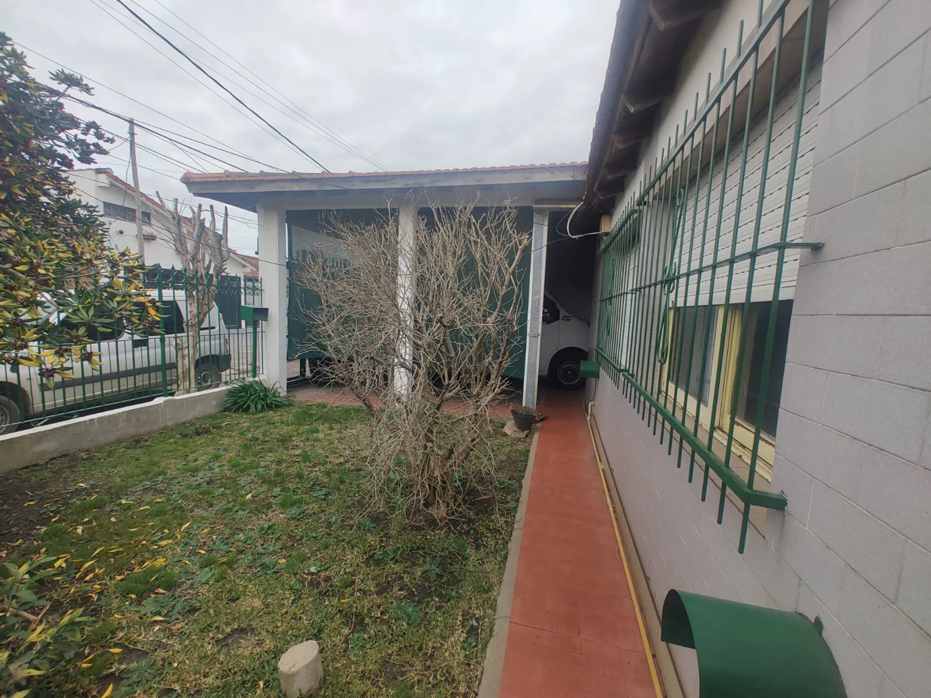 CASA EN VENTA 3 DORMITORIOS EN BARRIO MONASTERIO foto 2