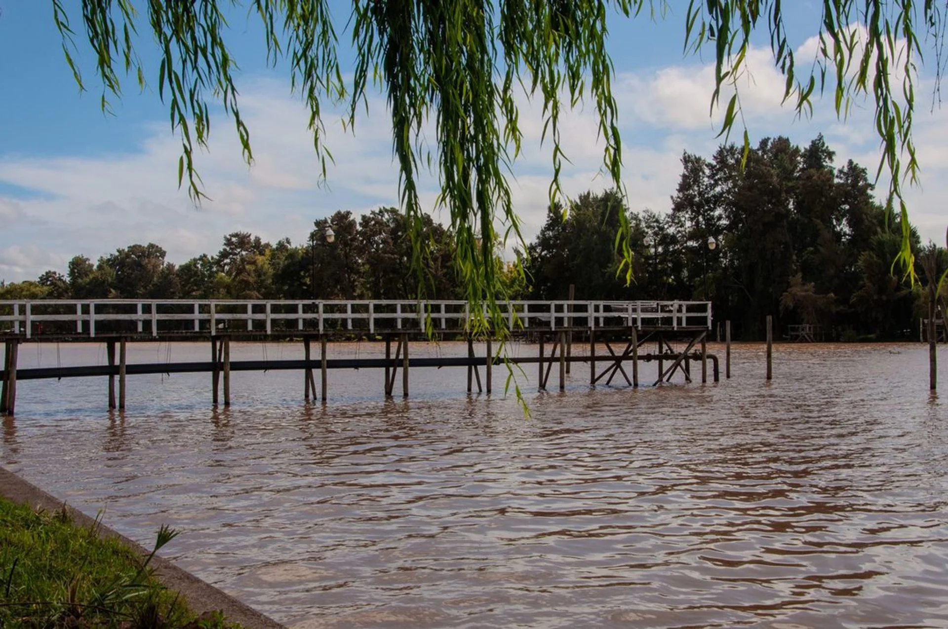 VENTA LOTE CON MUELLE Y RELLENO AL RIO LUJAN foto 4