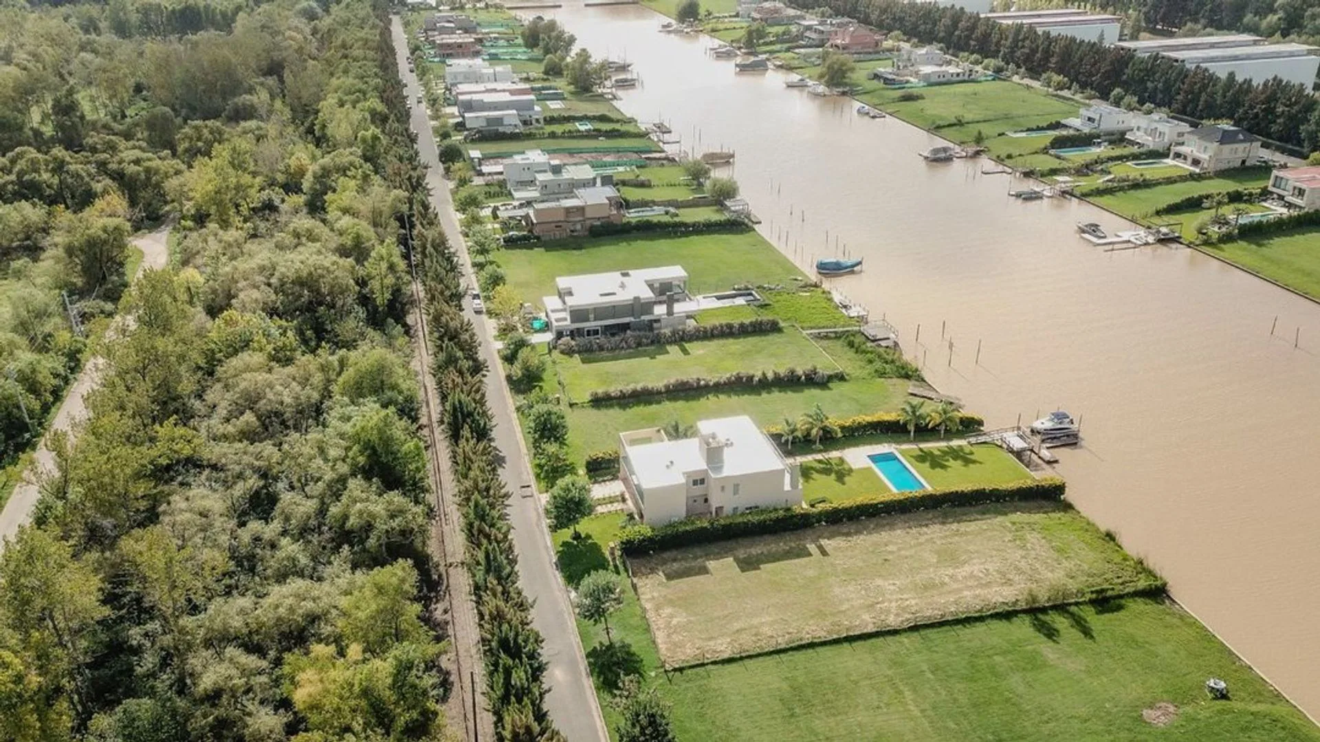 VENTA LOTE CON MUELLE Y RELLENO AL RIO LUJAN foto 5