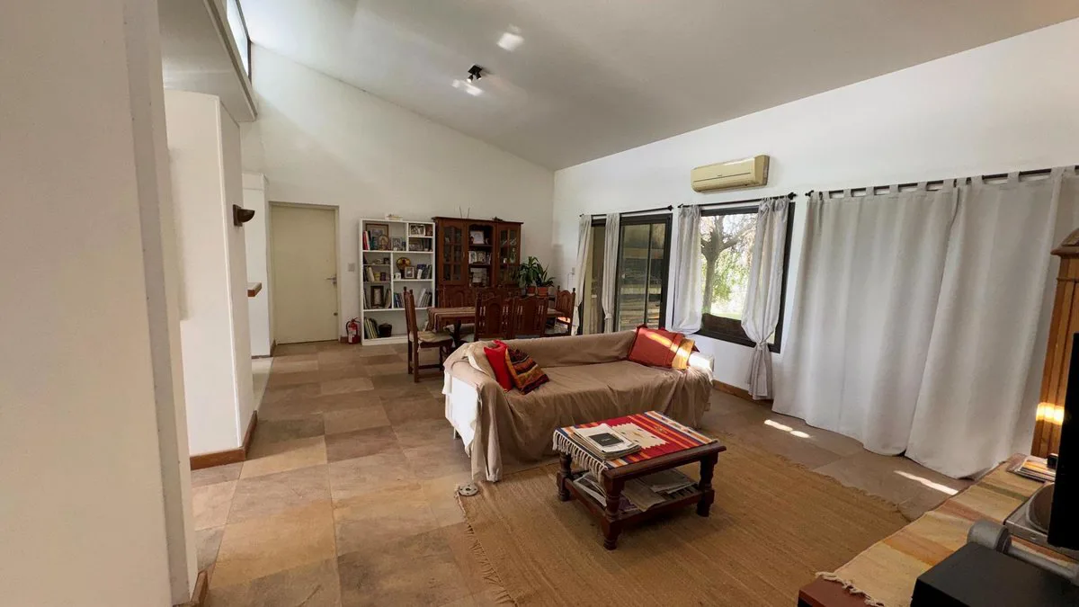 CASA EN VENTA EN LA ALAMEDA 5 AMBIENTES PERMUTA foto 4