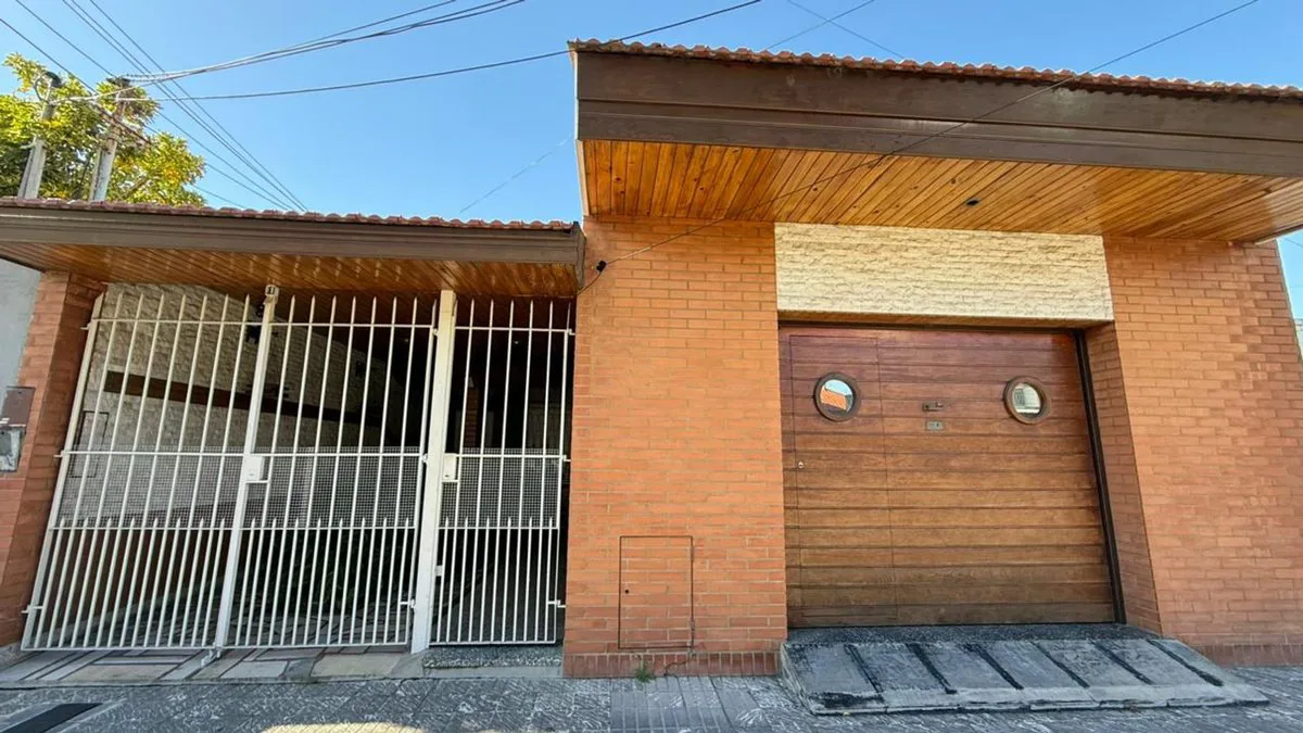 Casa lote propio en venta con cochera Lanús oeste foto 2