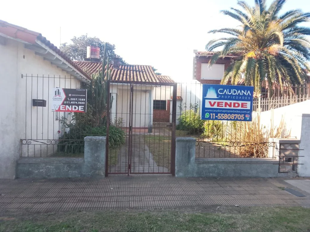 Venta Casa tipo Chalet estilo colonial 3 ambientes en San Justo foto 2