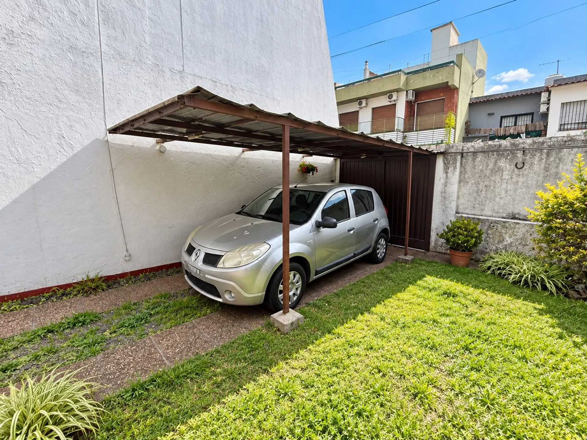TERRENO EN LOTE PROPIO CON QUINCHO – VERSALLES foto 3