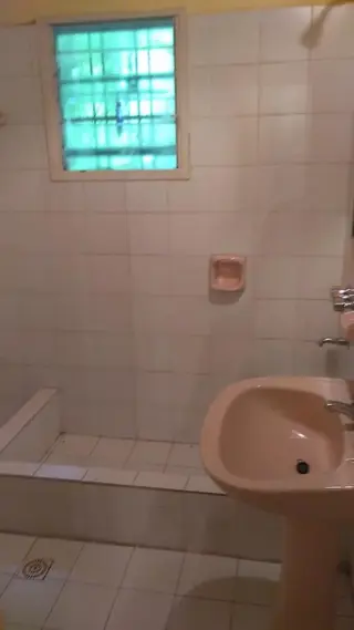 EXCELENTE´PROPIEDAD MULTIFAMILIAR VIVIENDA  AL FRENTE DE DOS AMBIENTES ENTRADA DE AUTO PATIO PARRILLA Y AL FONDO OTRA VIVIENDA DE DOS AMBENTES foto 3